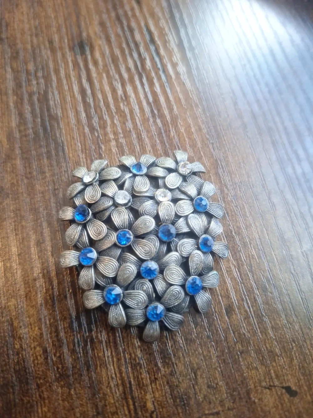 Stunning Vintage 1950's Ornate Brassy Tone Blue Rhinestone Bouquet Scarf Clip 2" - Picture 1 of 4